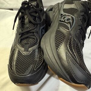 Saucony Grid NXT Women’s size 9 Black/Black